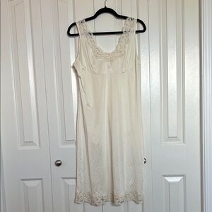 VINTAGE Elegant Cream Lace Trim Nightgown with bustier cutout and thick straps